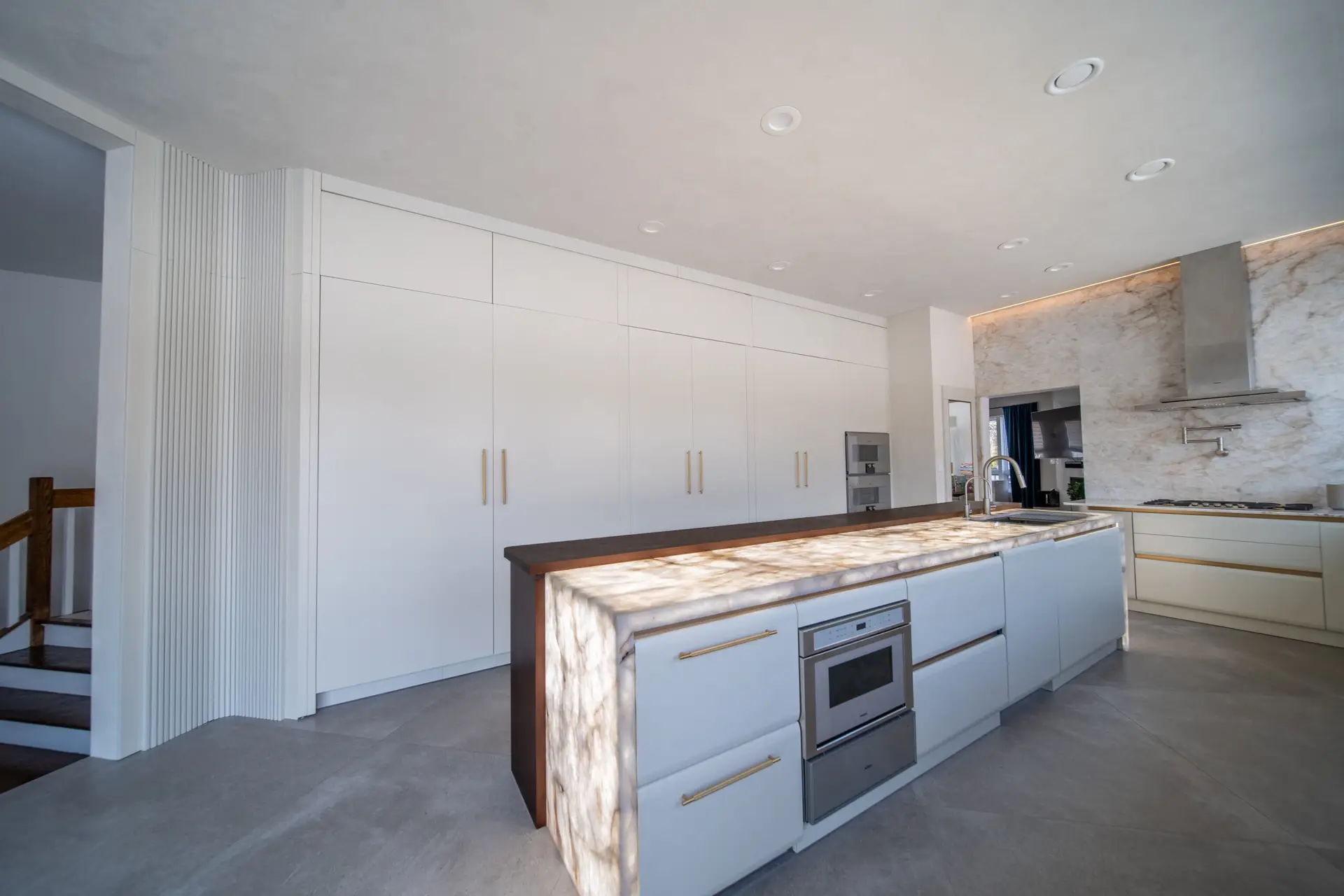 Real Crystalo quartzite backsplash in a luxury modern kitchen by Americana Studio