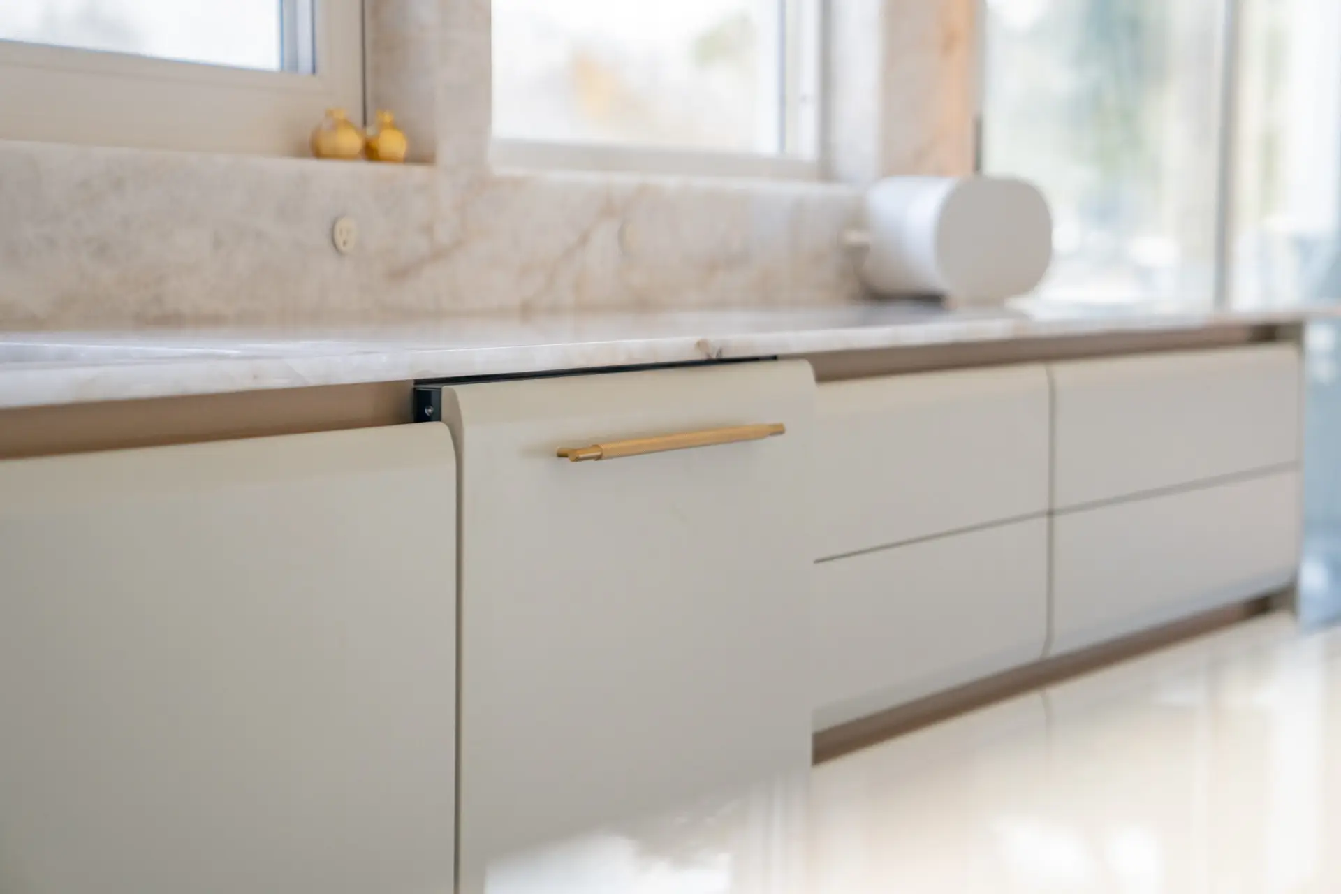 Natural veining detail of real Crystalo quartzite used in a luxury kitchen design